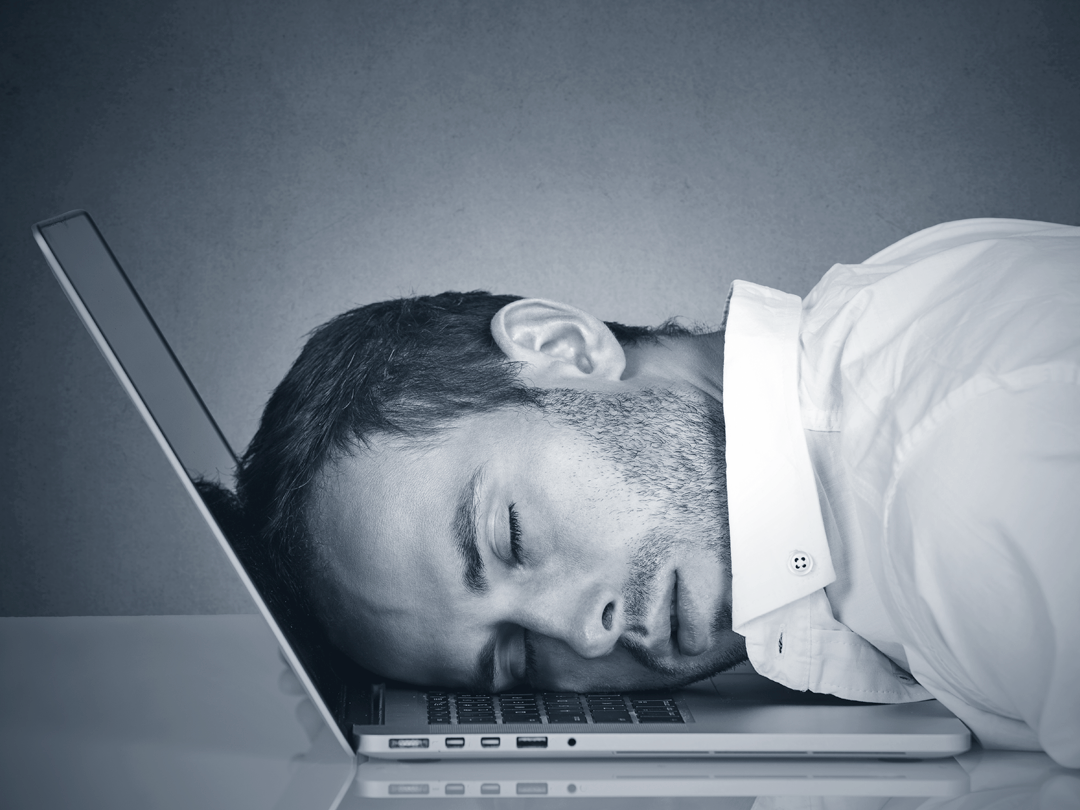 Skuteczne porady dla menedżerów, jak poprawić jakość snu, aby zwiększyć swoje zdrowie psychiczne i efektywność w pracy.